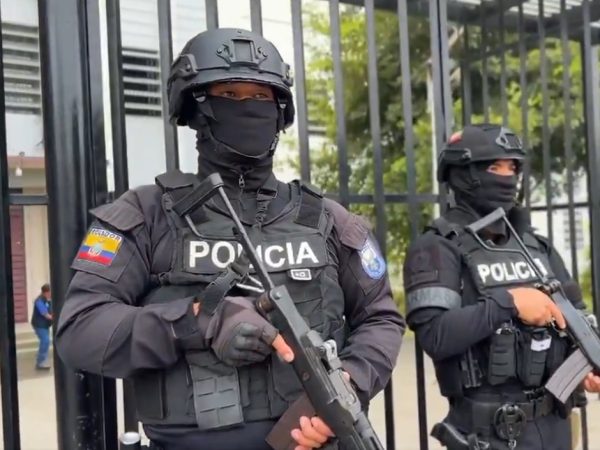 Los policías custodiaron las instalaciones del colegio mientras se realizaba el operativo que dejó a un menor aislado.