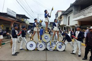 Los protagonistas del desfile fueron los estudiantes de diferentes unidades educativas quienes con música, danzas y coloridas comparsas, llenaron de vida el recorrido