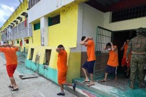 Los reos fueron sacados de sus celdas durante las revisiones en los pabellones.