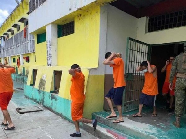 Los reos fueron sacados de sus celdas durante las revisiones en los pabellones.