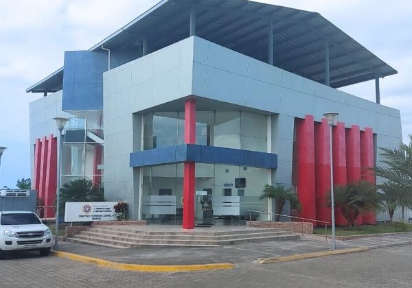 Los restos hallados en San Plácido reposan en el centro forense de Manta a la espera de su identificación.
