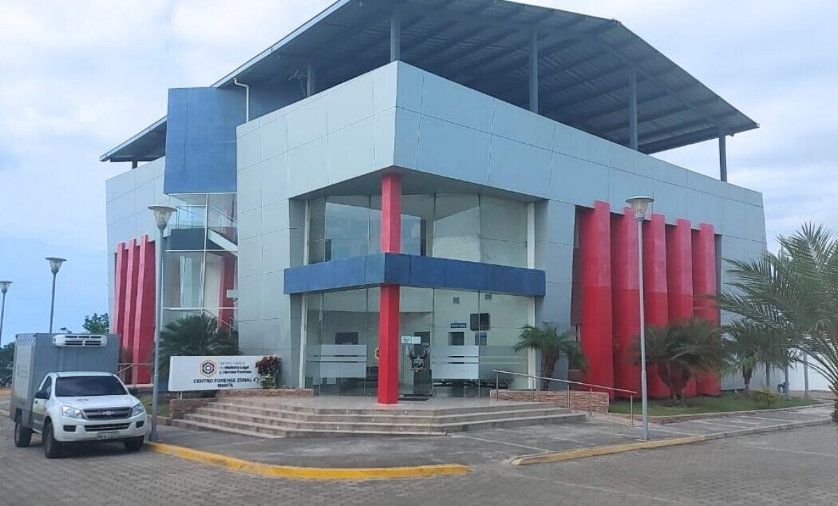 Los restos hallados en San Plácido reposan en el centro forense de Manta a la espera de su identificación.