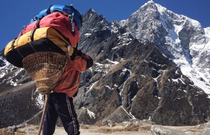 Los sherpas de Nepal, reconocidos mundialmente por su experiencia en las alturas del Himalaya, continúan siendo fundamentales
