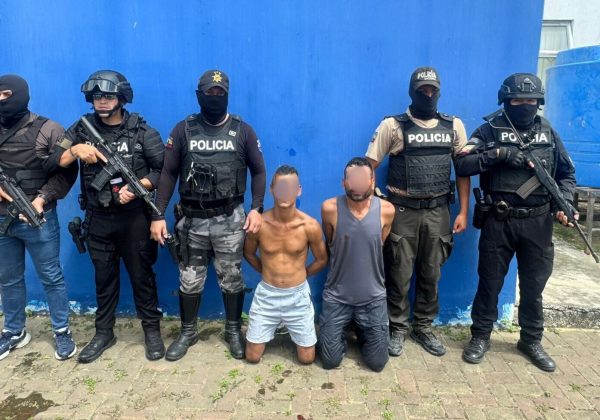 Los sospechosos fueron apresados en poder de las armas durante el allanamiento.