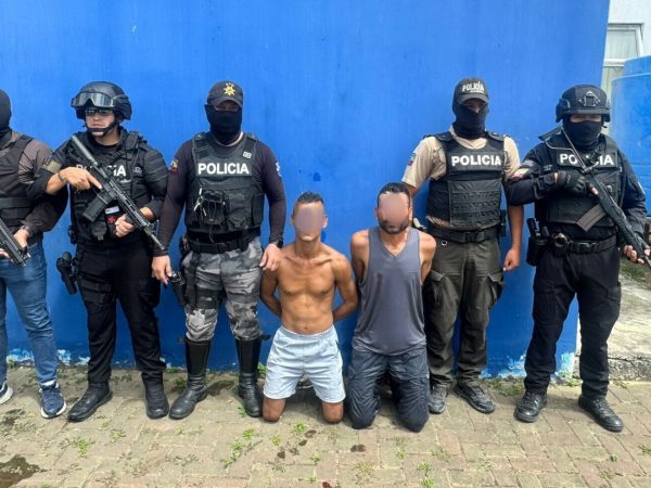 Los sospechosos fueron apresados en poder de las armas durante el allanamiento.