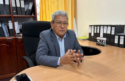 Luis Aguilar, presidente del Colegio de Ingenieros Civiles, enfatiza la aprobación de planos estructurales en Santo Domingo como garantía de seguridad.
