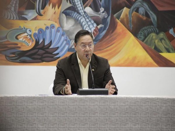 Luis Arce, presidente de Bolivia, hablando con medios de información. FOTO Europa Press, facilitada por la Agencia Boliviana de Información