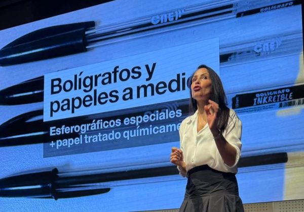 Luisa González compartió su tesis sobre supuesta tinta transferible en una cumbre internacional. (X).