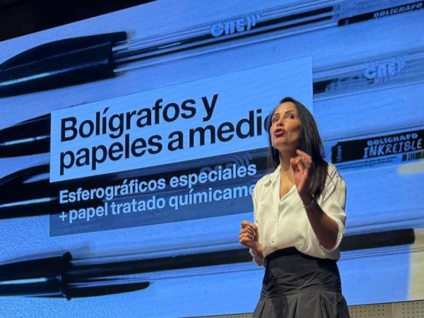 Luisa González compartió su tesis sobre supuesta tinta transferible en una cumbre internacional. (X).