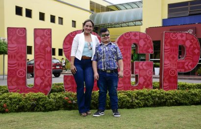 Luisana y Johan vencieron la adversidad y se graduaron como abogados en la Universidad San Gregorio de Portoviejo