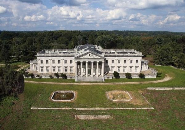 Lynnewood Hall, es una mansión neoclásica de 110 habitaciones que se construyó entre 1897 y 1899 y que aún existe.