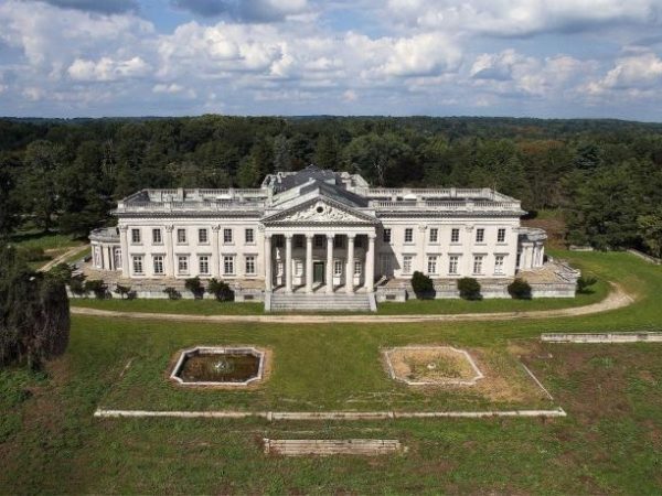 Lynnewood Hall, es una mansión neoclásica de 110 habitaciones que se construyó entre 1897 y 1899 y que aún existe.
