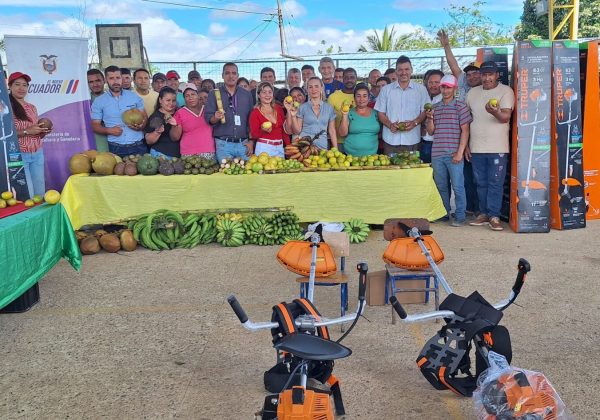 MAG impulsa productividad agrícola en Esmeraldas con entrega de motoguadañas