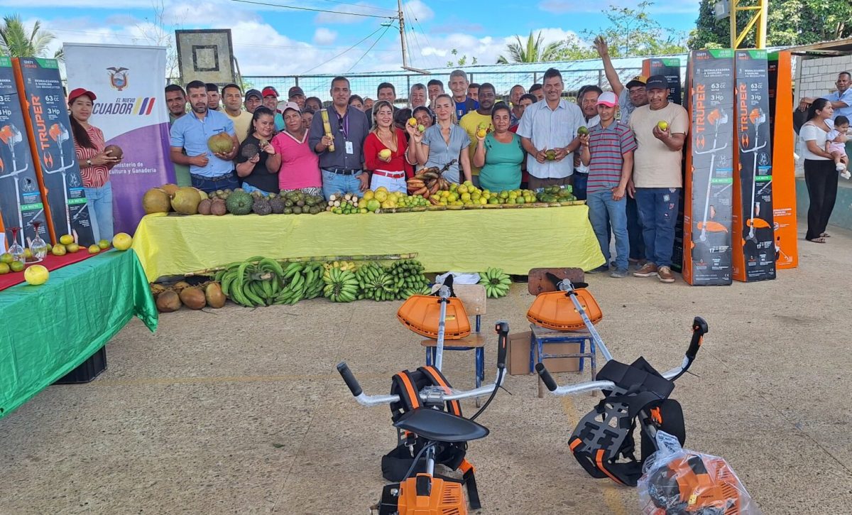 MAG impulsa productividad agrícola en Esmeraldas con entrega de motoguadañas