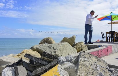 Los oleajes de este año afectaron el malecón de Crucita.