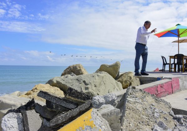 Los oleajes de este año afectaron el malecón de Crucita.