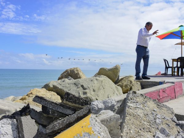 Los oleajes de este año afectaron el malecón de Crucita.