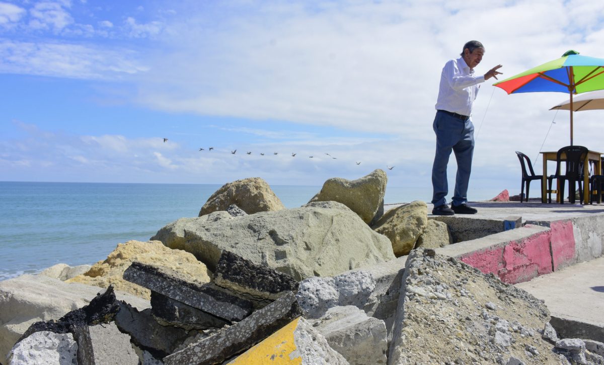 Los oleajes de este año afectaron el malecón de Crucita.