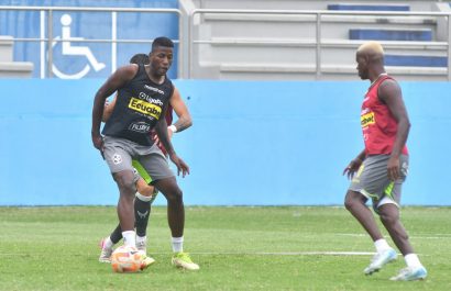 Jugadores del Manta previo a un partido por la Liga Pro.
