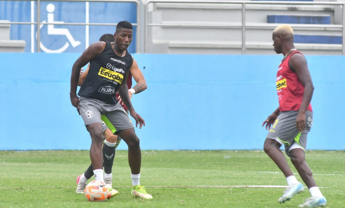Jugadores del Manta previo a un partido por la Liga Pro.