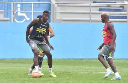 Jugadores del Manta FC en un calentamiento.