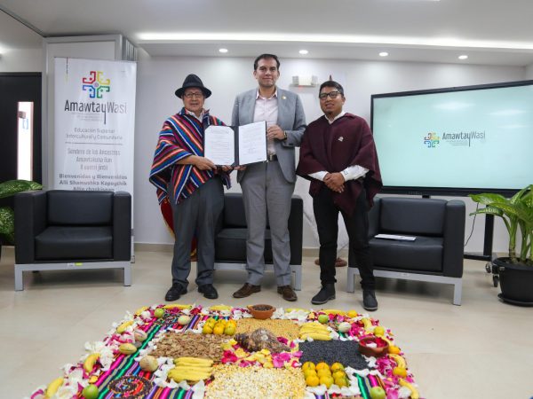 MIES dona terreno a la universidad Amawtay Wasi para nuevo campus en Quito