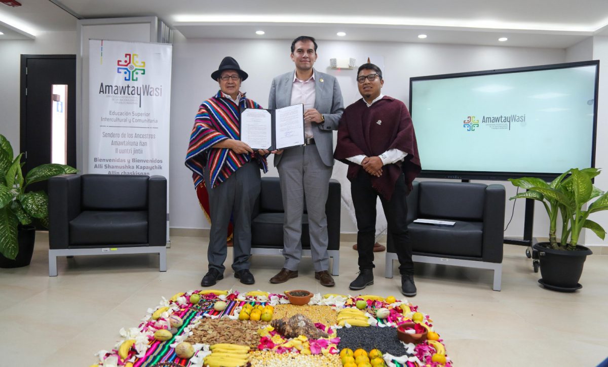 MIES dona terreno a la universidad Amawtay Wasi para nuevo campus en Quito