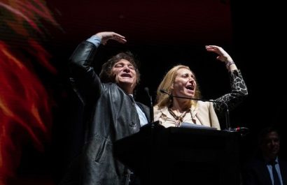 Los casos de corrupción acorralan a los hermanos Milei a las puertas de las legislativas de octubre.