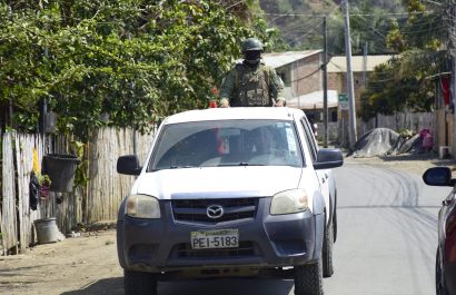 Personal de las Fuerzas Armadas, realiza controles en distintas ciudadelas de Portoviejo.