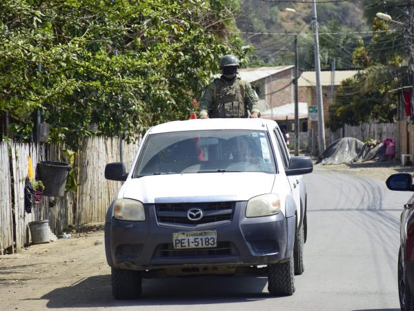 Personal de las Fuerzas Armadas, realiza controles en distintas ciudadelas de Portoviejo.