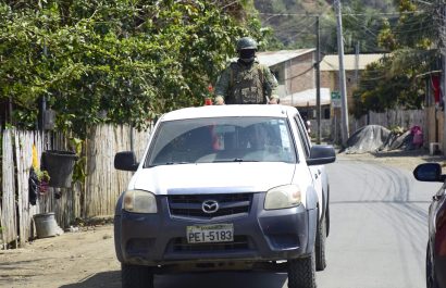 Personal de las Fuerzas Armadas, realiza controles en distintas ciudadelas de Portoviejo.