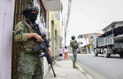 Personal de las Fuerzas Armadas realiza operativos en varias zonas de Portoviejo.