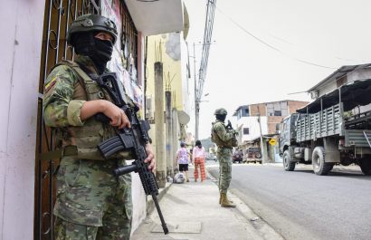 Personal de las Fuerzas Armadas realiza operativos en varias zonas de Portoviejo.