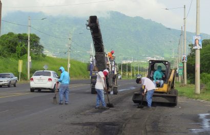 MTOP inicia mantenimiento en la carretera Portoviejo–Montecristi en medio de disputa legal con la prefectura