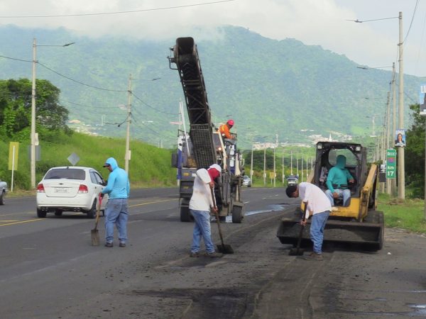MTOP inicia mantenimiento en la carretera Portoviejo–Montecristi en medio de disputa legal con la prefectura