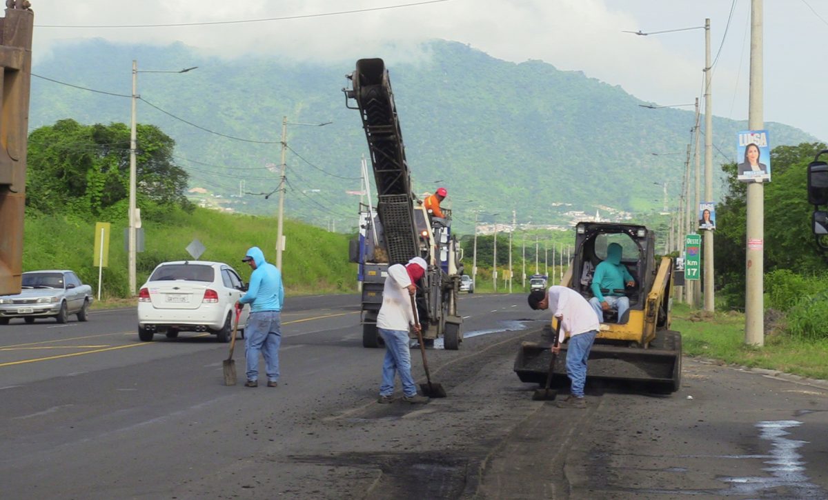 MTOP inicia mantenimiento en la carretera Portoviejo–Montecristi en medio de disputa legal con la prefectura