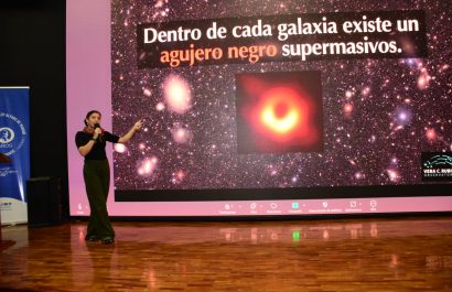 Silvana Delgado, de 28 años, obtuvo su doctorado en Astronomía y Física en Estados Unidos y el martes dictó una conferencia en la universidad Eloy Alfaro de Manabí.