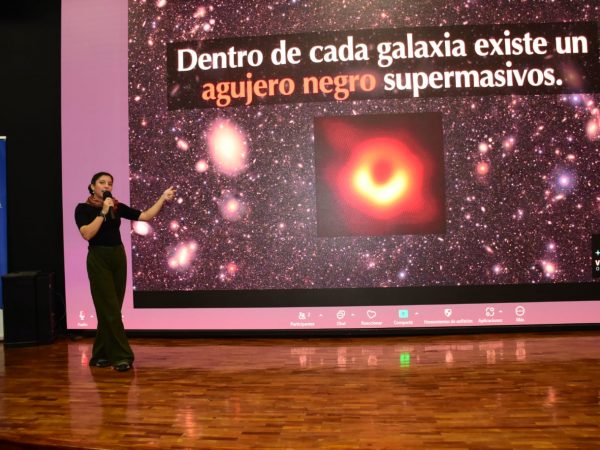 Silvana Delgado, de 28 años, obtuvo su doctorado en Astronomía y Física en Estados Unidos y el martes dictó una conferencia en la universidad Eloy Alfaro de Manabí.