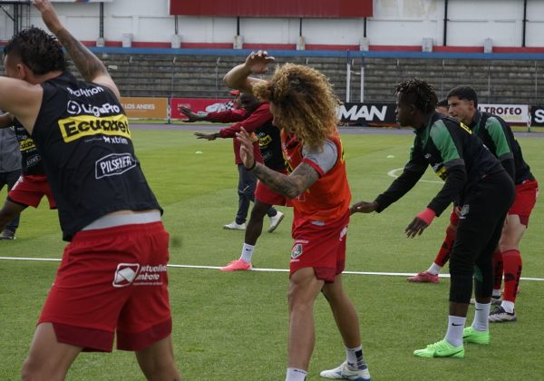 Jugadores de Mushuc Runa durante un calentamiento.