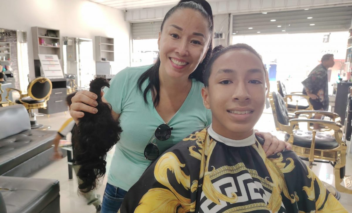 Maddox, junto a Rocío, su madre, en la peluquería.