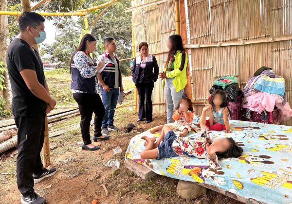 Madre joven y sus hijas reciben ayuda tras vivir en condiciones precarias en Santo Domingo