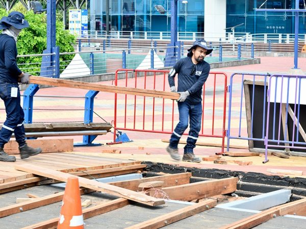 La Fundación Malecón 2000 de Guayaquil realiza trabajos de mantenimiento en todo el recorrido del lugar.