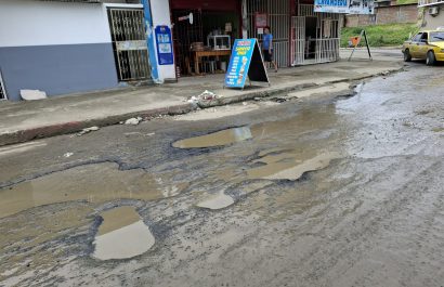 Malos olores y baches en la intersección de la calle primero de Enero y j10 en Manta