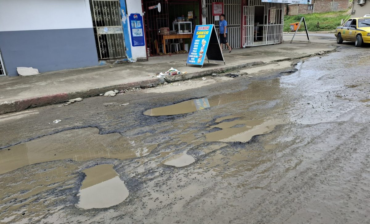 Malos olores y baches en la intersección de la calle primero de Enero y j10 en Manta