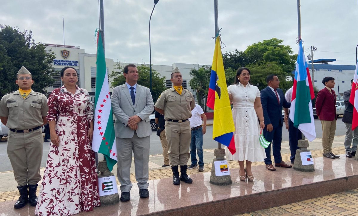 Manabí celebra el inicio del mes del manabitismo con izada de banderas e invitación al presidente Noboa