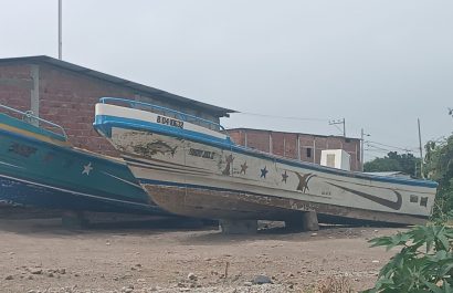 La crisis en el sector pesquero ha provocado que puertos en Manabí, como Manta, Jaramijó y San Mateo se conviertan en cementerios de lanchas abandonadas.
