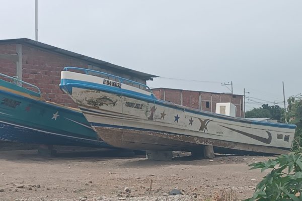 La crisis en el sector pesquero ha provocado que puertos en Manabí, como Manta, Jaramijó y San Mateo se conviertan en cementerios de lanchas abandonadas.