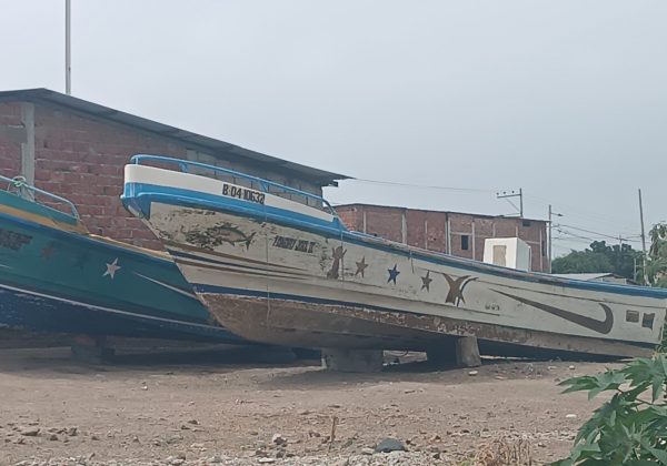 La crisis en el sector pesquero ha provocado que puertos en Manabí, como Manta, Jaramijó y San Mateo se conviertan en cementerios de lanchas abandonadas.