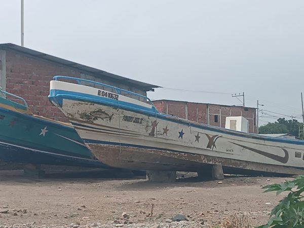 La crisis en el sector pesquero ha provocado que puertos en Manabí, como Manta, Jaramijó y San Mateo se conviertan en cementerios de lanchas abandonadas.