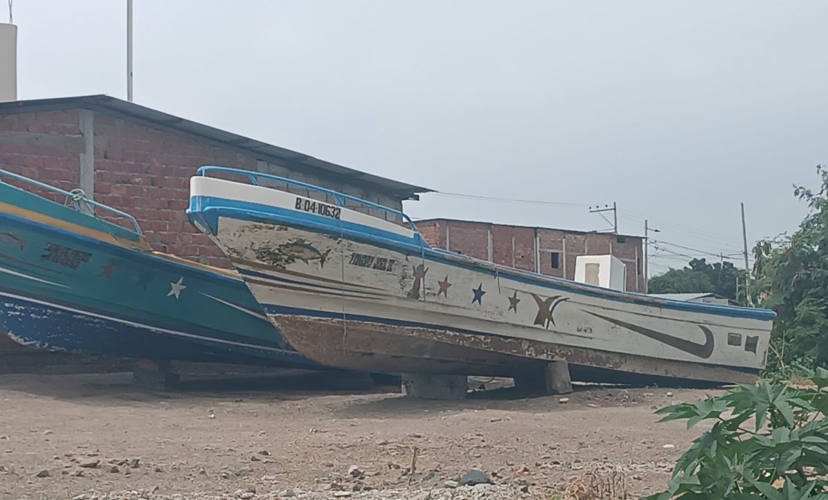 La crisis en el sector pesquero ha provocado que puertos en Manabí, como Manta, Jaramijó y San Mateo se conviertan en cementerios de lanchas abandonadas.